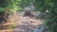 Fuga de agua en calle Dinamarca provoca malos olores en Loma Bonita