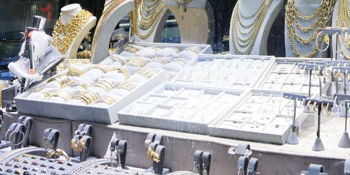 Nearly 25 thugs smash up jewelry store with crowbars, pickaxes, steal $1 million in merch