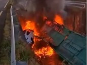 Impresionante vuelco e incendio de un camión en Corrientes: murió el chofer al quedar atrapado