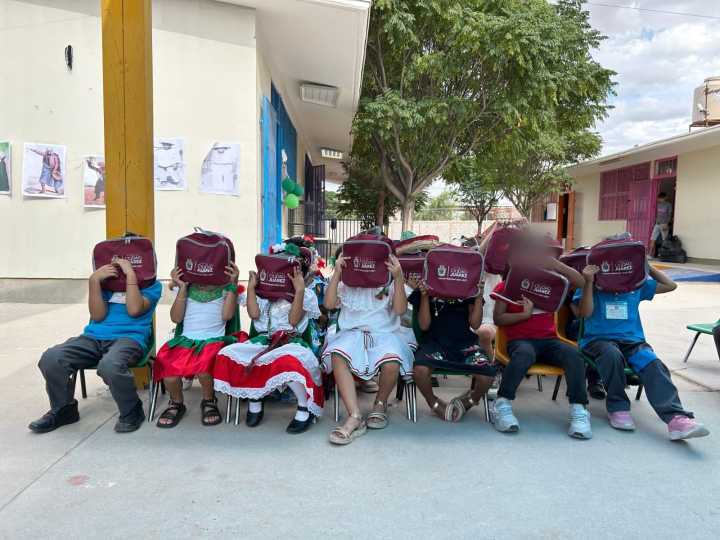 Continúa Centros Comunitarios entregando loncheras a estudiantes de preescolar