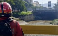 Bomberos de Caracas mantienen búsqueda activa de un hombre que cayó al río Guaire