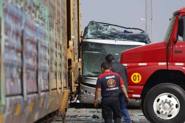 Tren embiste autobús en carretera Atlacomulco-Maravatío; hay 9 muertos y 41 heridos