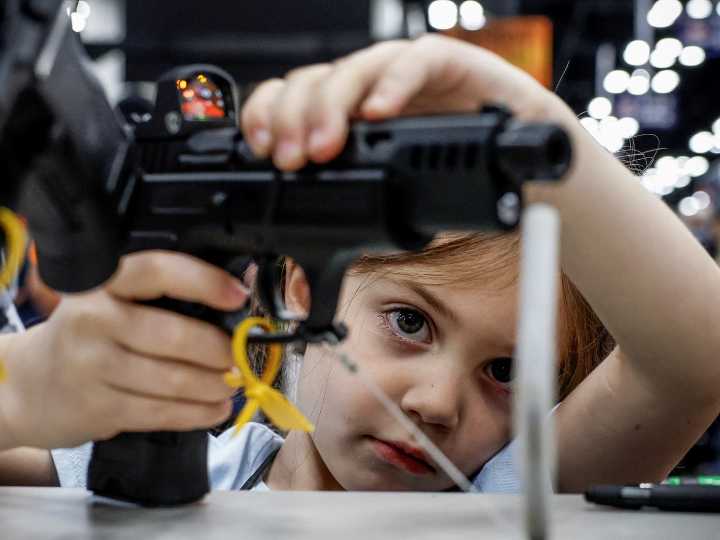 El asesinato de Charlie Kirk reabre el debate sobre el control de armas: una grieta que se profundiza en EEUU