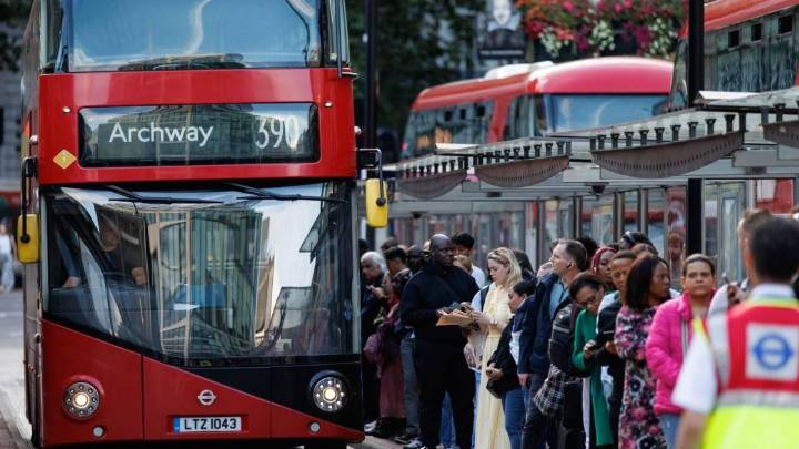 Evacuan terminal del aeropuerto Heathrow, de Londres, por incidente con "materiales peligrosos"
