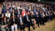 Una tarde para la unidad: los asistentes a la entrega de medallas aparcan las tensiones políticas