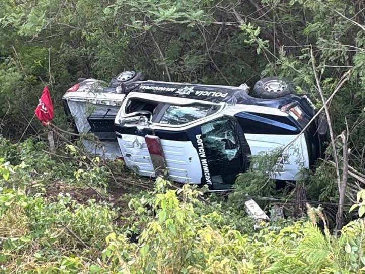 Reportan a nueve policías heridos tras volcar patrulla en Colima