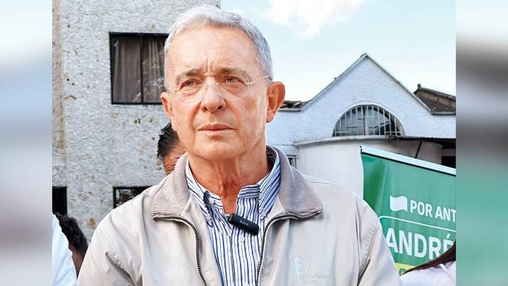 Álvaro Uribe sobre la salud en Colombia: “La han dinamitado, la han destruido y ahora quieren acabársela de robar con una ley”