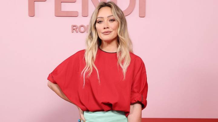 Hilary Duff apuesta por las uñas francesas dobles más elegantes del otoño 2025