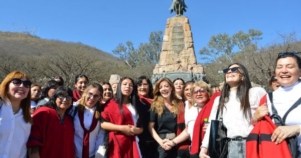 Más de 500 salteñas se reunieron para brindarle su apoyo a Flavia Royón