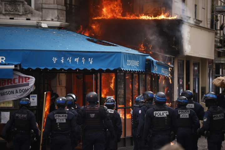 Francia enfrenta bloqueos masivos durante protestas contra el Gobierno