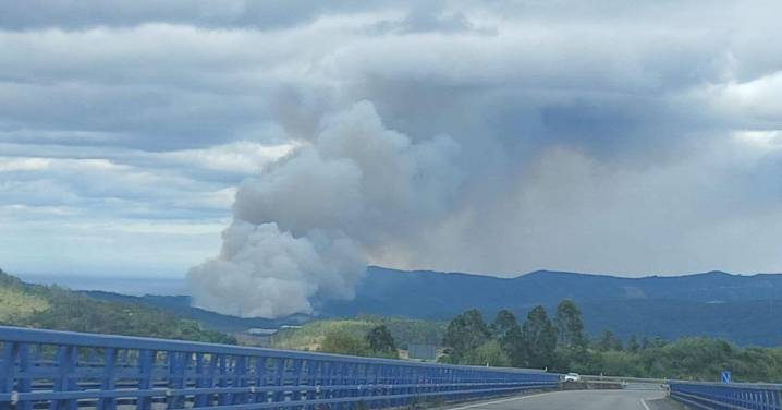 Cinco brigadistas heridos con quemaduras de diferente consideración en el incendio de Barreiros, Lugo