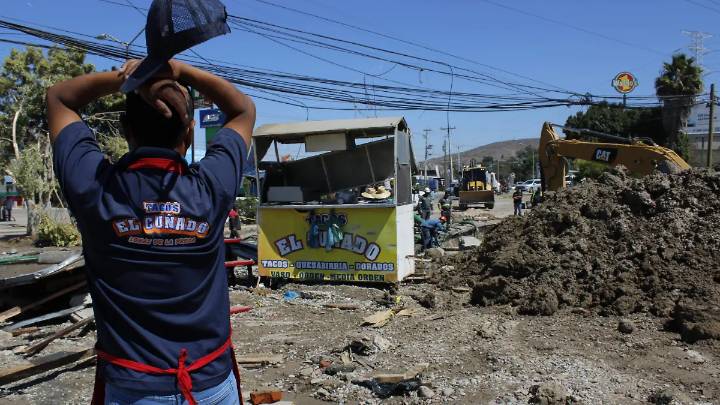 “Empezó a salir poquita agua, de repente explotó”; cuenta comerciante que perdió su negocio en blvr. Díaz Ordaz