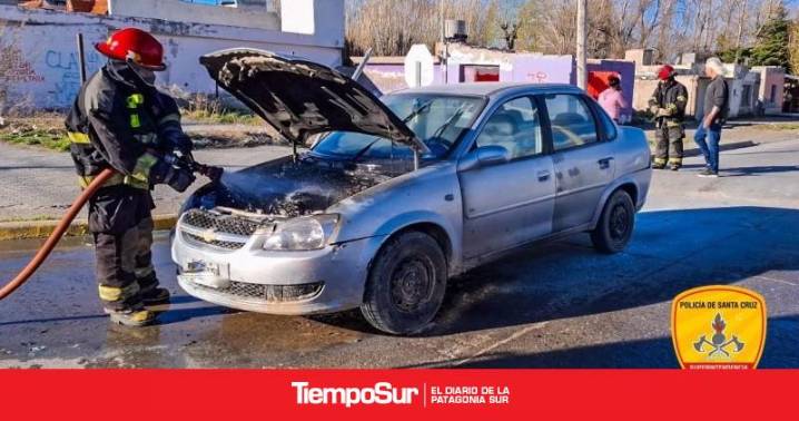 Fue accidental Bomberos sofocar un incendio en el motor de un auto