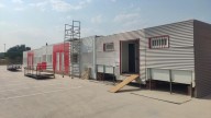 Los vecinos de Getafe critican a Ayuso por instalar barracones en un colegio: “Los alumnos de la ESO daban clase hasta cerca de los pasillos”