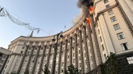 Rusia lanza el mayor bombardeo registrado en la guerra contra Ucrania y golpea la sede del gobierno; aún no logran controlar el incendio