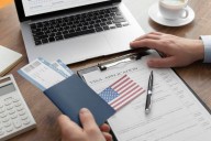 Nueva tarifa de 100.000 dólares para las solicitudes de visa H-1B crea confusión sobre quién la paga: ¿trabajadores inmigrantes o sus empleadores?