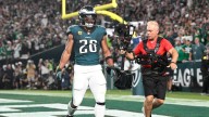 Defending champion Eagles edge Cowboys 24