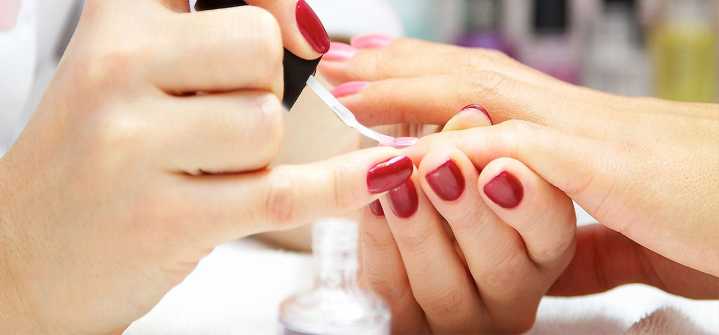 La UE prohíbe dos sustancias presentes en esmaltes por tener compuestos cancerígenos