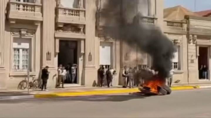Productores agropecuarios de 9 de Julio reclamaron por las inundaciones: llenaron la municipalidad y quemaron gomas frente al edificio