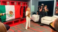 Fey canta el Himno en vestidor del Canelo tras veto en el ring