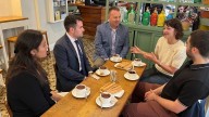 La encargada de Negocios de EE.UU. en España se pirra por el chocolate de Bonilla: «Espeso y dulce»
