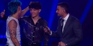Luck Ra sorprendió a un participante con un regalo inesperado en La Voz Argentina: “Te puede ayudar mucho”