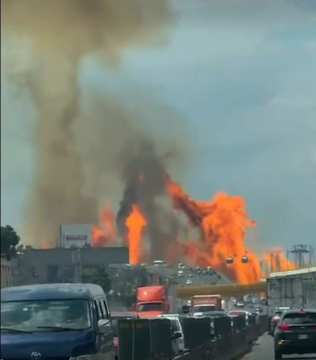 Explosión de pipas de gas provoca incendio y caos vial en Iztapalapa