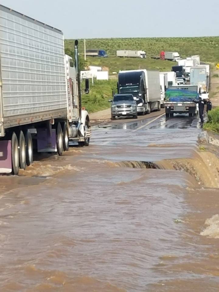Alertan autoridades a automovilistas por deslave en la carretera federal Flores Magón