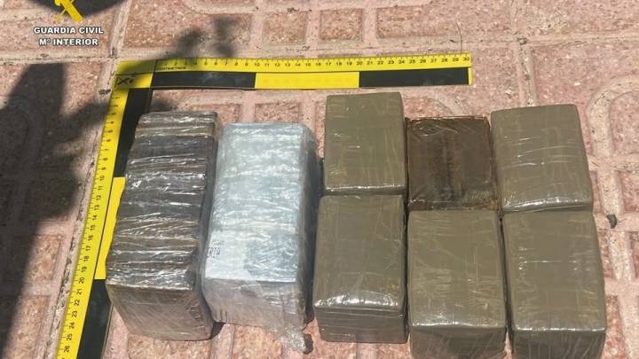 Rescatan en un narcopiso de Orihuela a una bebé y detienen a su abuela, que planeaba usar el carrito para llevar hachís a Granada