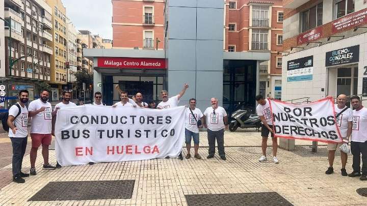 Los conductores de la empresa del bus turístico de Málaga inician una huelga