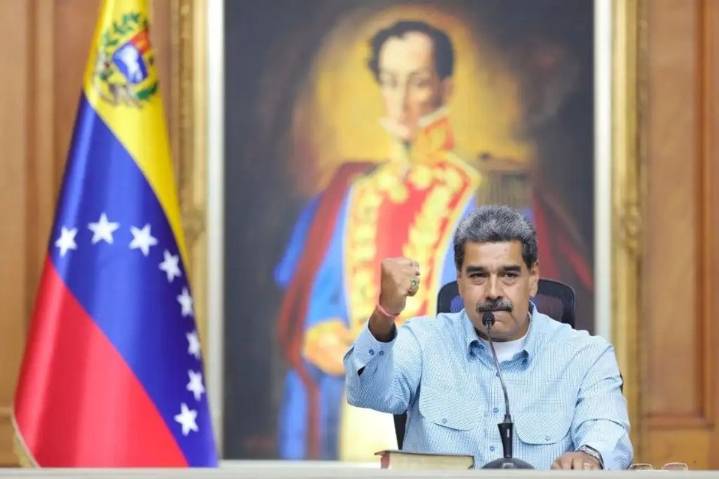 Firma Maduro decreto que le faculta decisiones especiales en seguridad y defensa