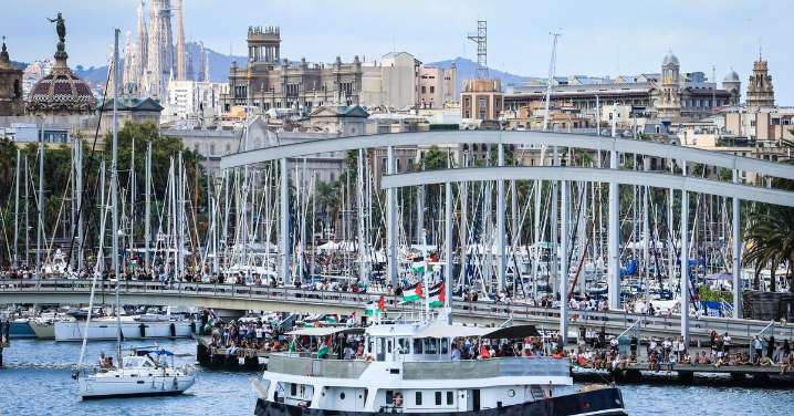 Las embarcaciones de la Flotilla vuelven a Barcelona por el mal tiempo en el mar