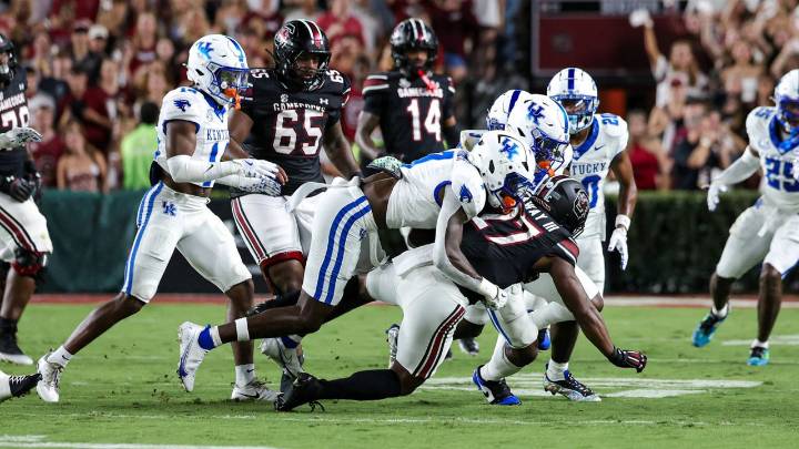 Defense guides South Carolina to 35-13 victory over Kentucky
