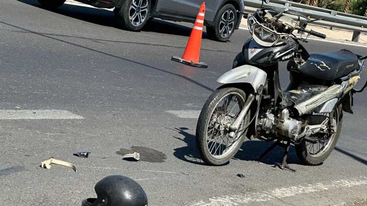 Motociclista terminó herida tras impactar con un camión en Avenida Circunvalación