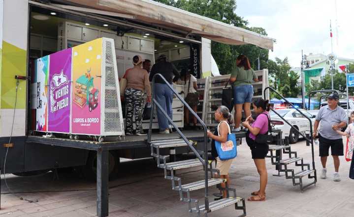 “Librobús” atrae a jóvenes y adultos hacia la literatura en Mérida