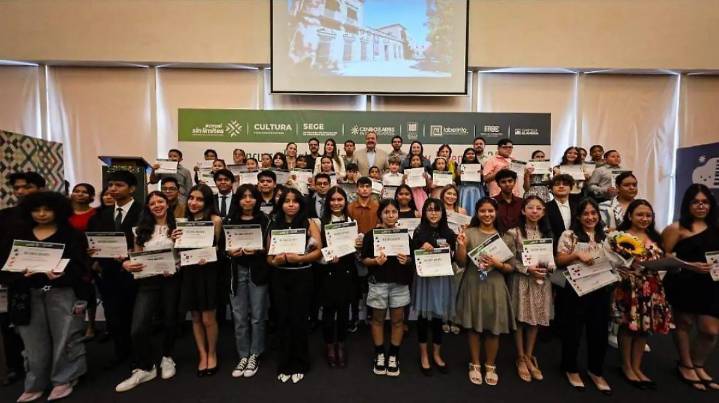 Jóvenes reciben el Premio Estatal de las Artes