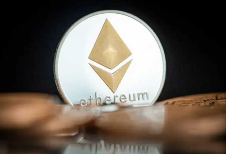Cathie Wood: “Bitcoin è la Criptovaluta Pura”