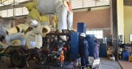 Implementan motor a combustión para su carroza