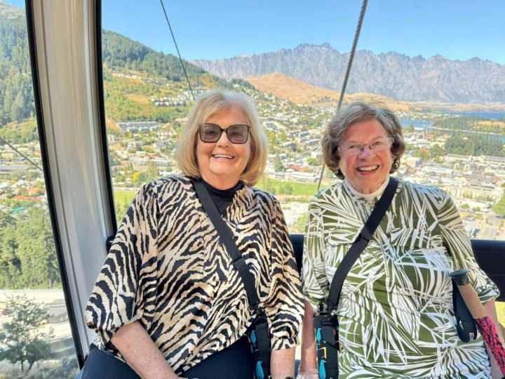 "Las nonas viajeras": cómo dos amigas de 84 años convirtieron el duelo en una vuelta al mundo