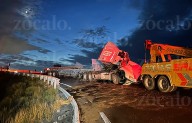 Se vuelca tráiler cargado con vigas de acero en la carretera Saltillo