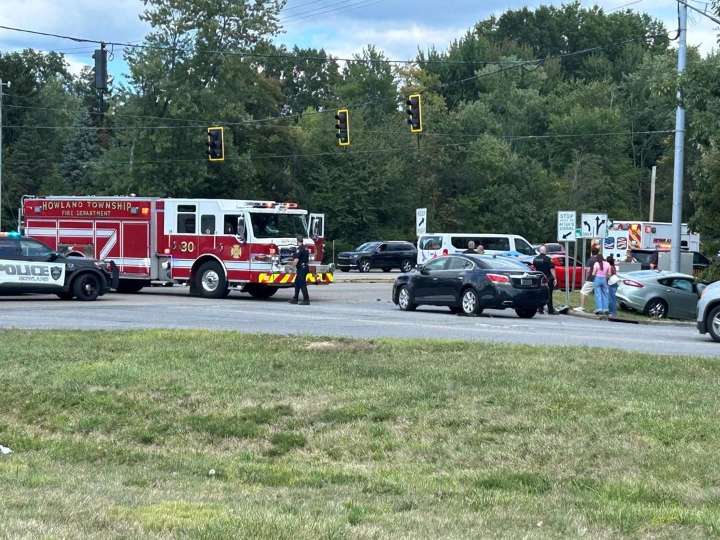 Multi-vehicle crash blocks Howland intersection