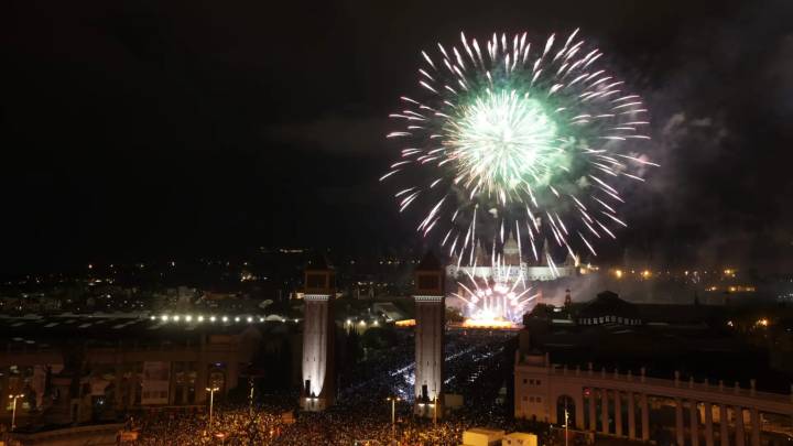 La 'batuta' de Estopa llena el cielo de Barcelona de fuegos artificiales y música en el broche de oro a la Mercè