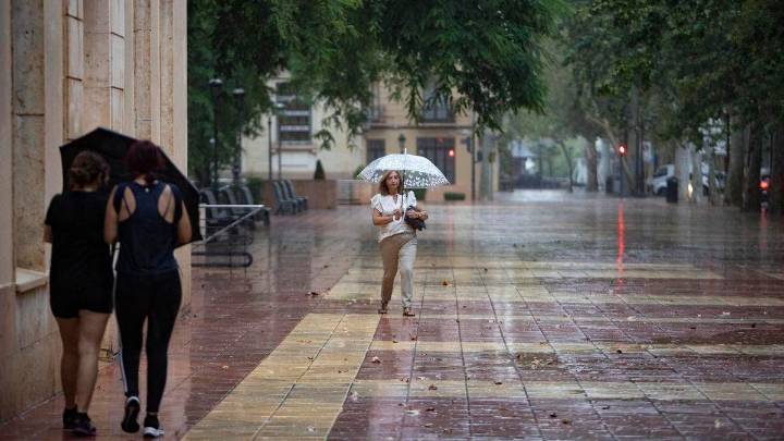 33 municipios de la provincia de Alicante suspenden las clases este martes ante la alerta naranja por lluvias