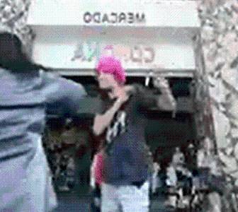 VIDEO: Extranjera golpea a una cantante por interpretar música mexicana en Guadalajara