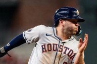 José Altuve vuelve a sumar, pero abandona el juego de los Astros por molestias