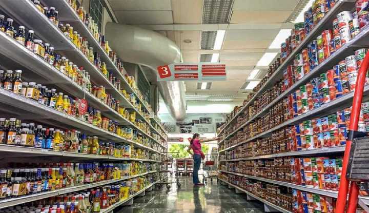 Venezolanos van más al supermercado, pero compran menos