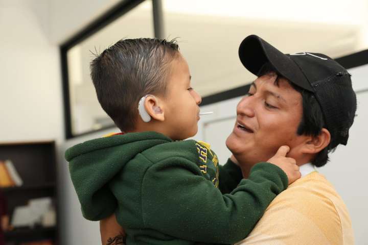 Gobiernos entregan 106 auxiliares auditivos a infantes y adolescentes