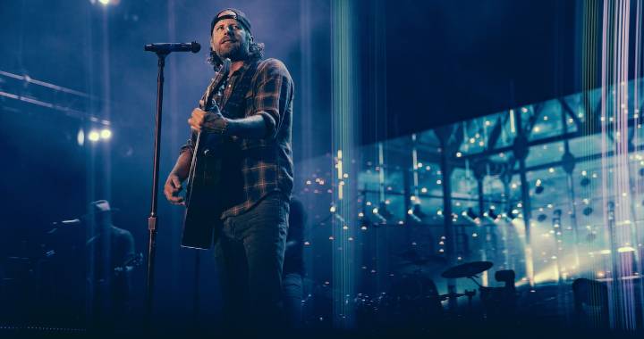 Dierks Bentley says he and wife of nearly 20 years don’t sleep in same room: ‘I got rid of our bed’
