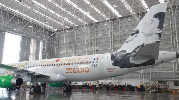 Viva honra a Juan Gabriel con nuevo avión