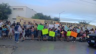 Cierran carretera por falta de luz en primaria